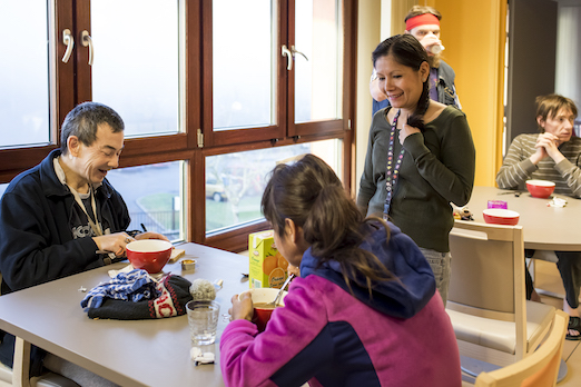 Educatrice et résidents au petit-déjeuner dans l'établissement d'accueil médicalisé par adultes handicapés psychiques à Monnetier-Mornex en Haute-Savoie