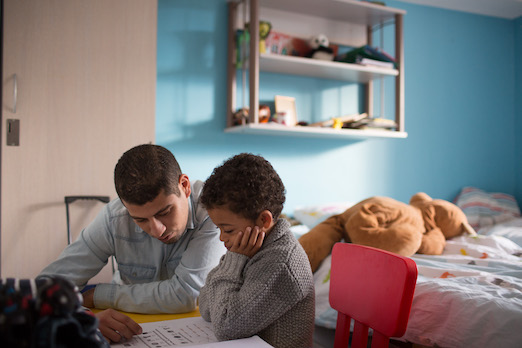Educateur spécialisé avec un enfant en internat à la Maison d'enfants de Seine et Marne